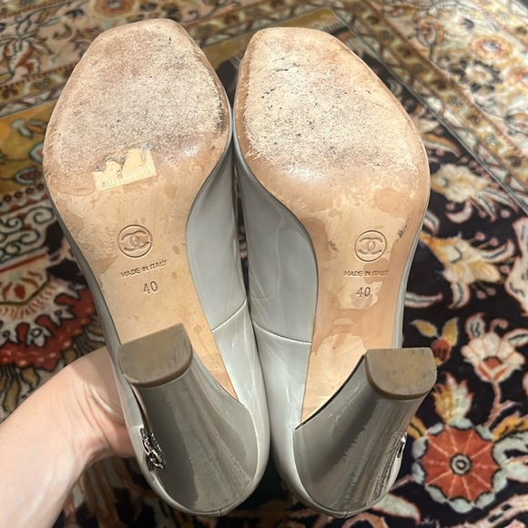 CHANEL Patent Leather CC Open Toe Pumps Silver/Gray Sz 40 - Picture 13 of 15